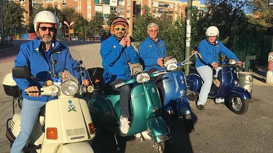 El Club Vespa Tierra de Barros apoya con sus socios el estreno del Vespa España