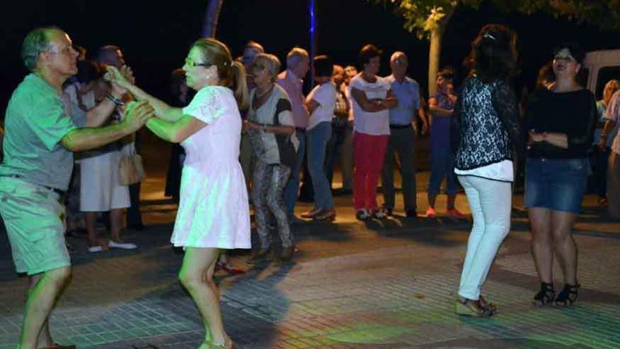 La verbena de los jueves no defrauda y congrega a numerosas personas en la Mota