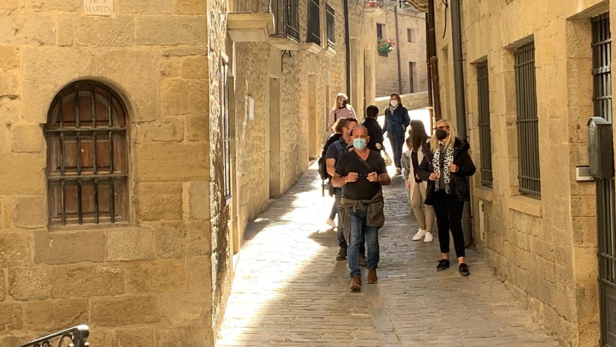 Varios turistas se sumergen en las calles de Sos del Rey Católico, en la comarca de las Cinco Villas.