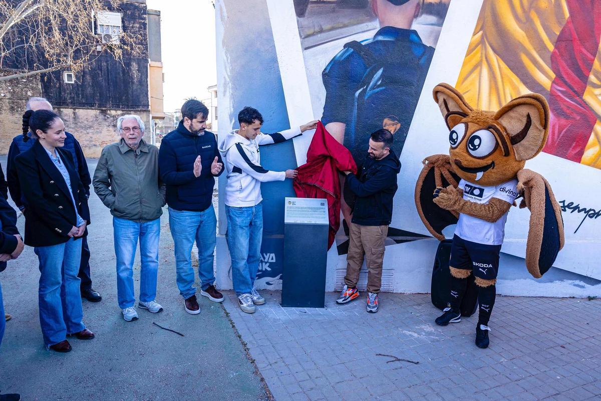 Momento de la placa oficial del mural ya inaugurado