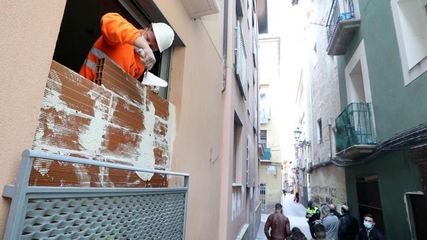 Urbanismo tapia los accesos al edificio de la calle Cerezo incendiado este fin de semana