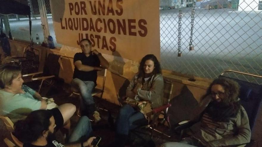 Los cooperativistas se están turnando en la puerta de la sede de Totana, donde anoche seguían concentrados.