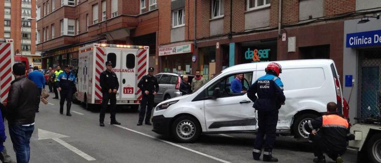 La furgoneta que atropelló a los peatones, en el lugar del suceso.