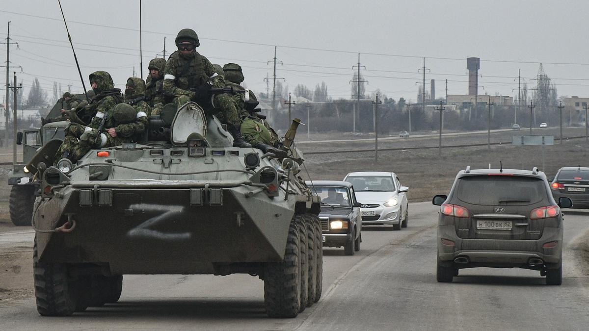 Tropas rusas se dirigen hacia Ucrania en una carretera de Crimea, el pasado día 25.