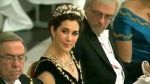 El marit de la presidenta de Finlàndia ha estat sorprès mentre contemplava l’escot de la princesa Mary de Dinamarca.