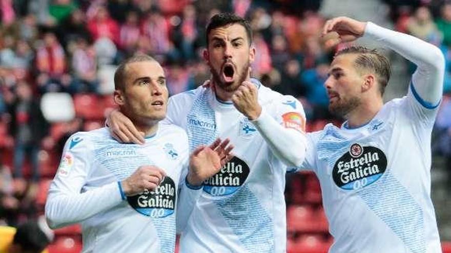 Álex, Edu y Christian, tras el gol del coruñés en Gijón.