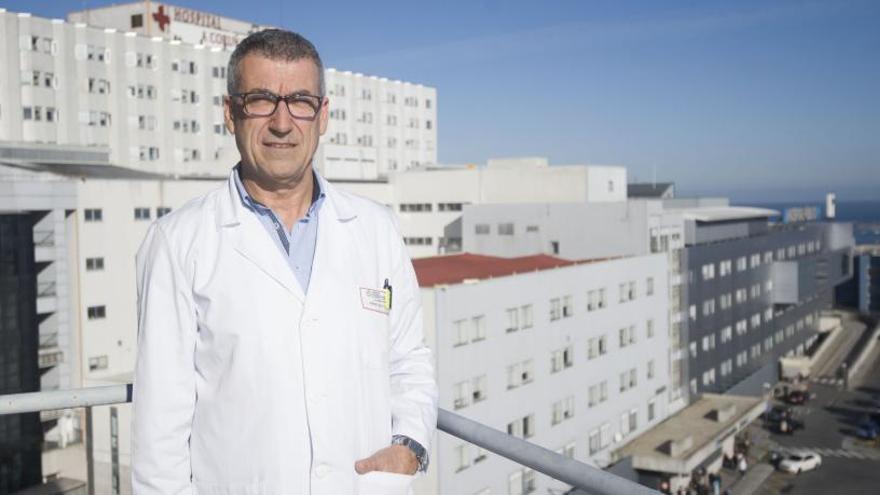 Luis Verde, con los edificios del Hospital Universitario al fondo, desde el bloque en el que se encuentra la gerencia del complejo.