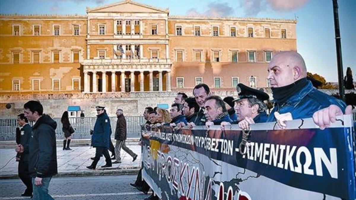 Protesta 8 Un grupo de policías griegos se manifiesta delante del Parlamento en contra de las medidas de austeridad, en febrero.