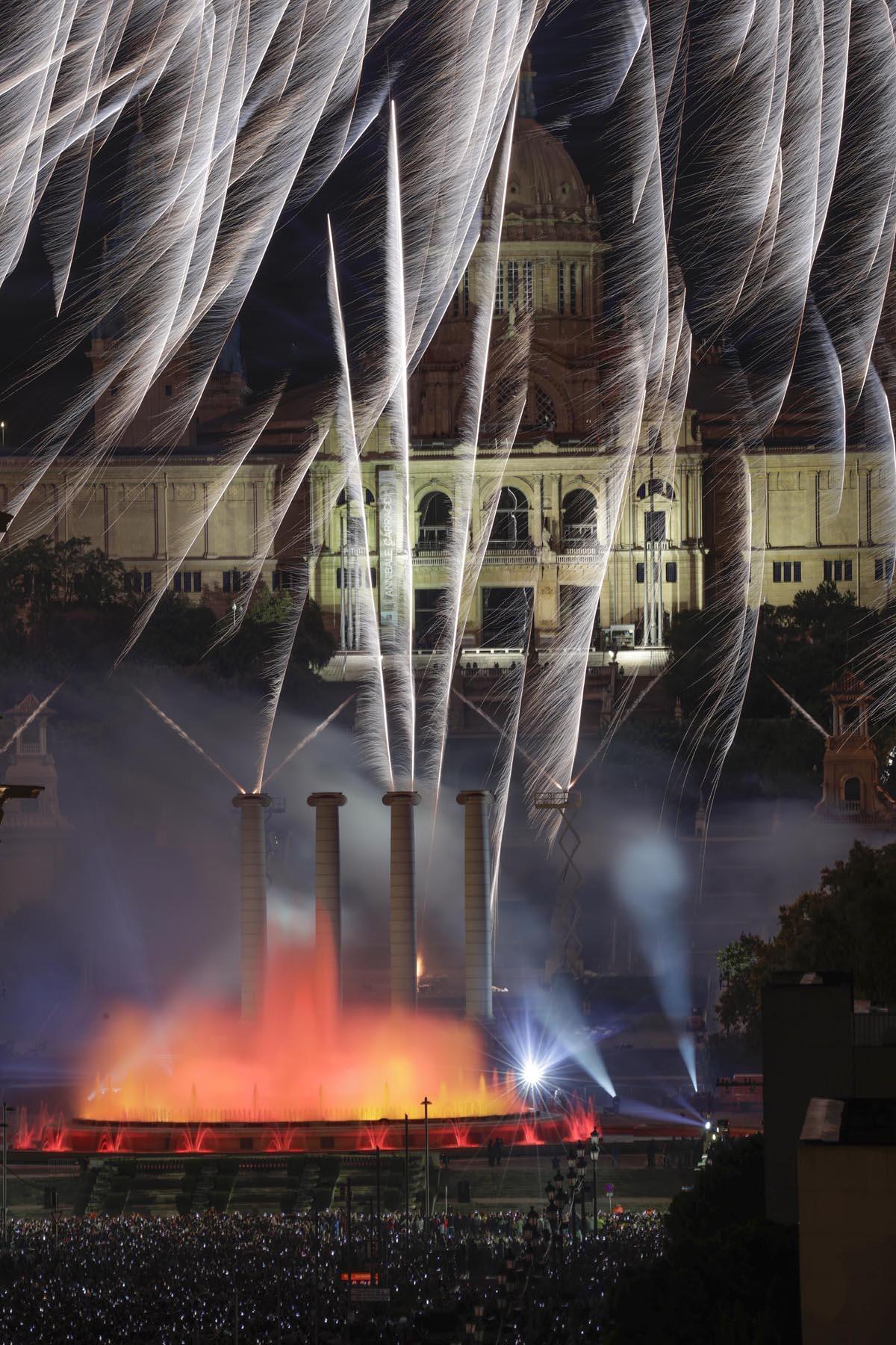 El piromusical de la Mercè, en la Avinguda María Cristina de Barcelona