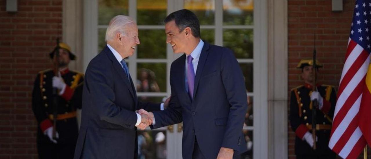 El presidente de EEUU, Joe Biden, junto a Pedro Sánchez a su llegada a Moncloa.
