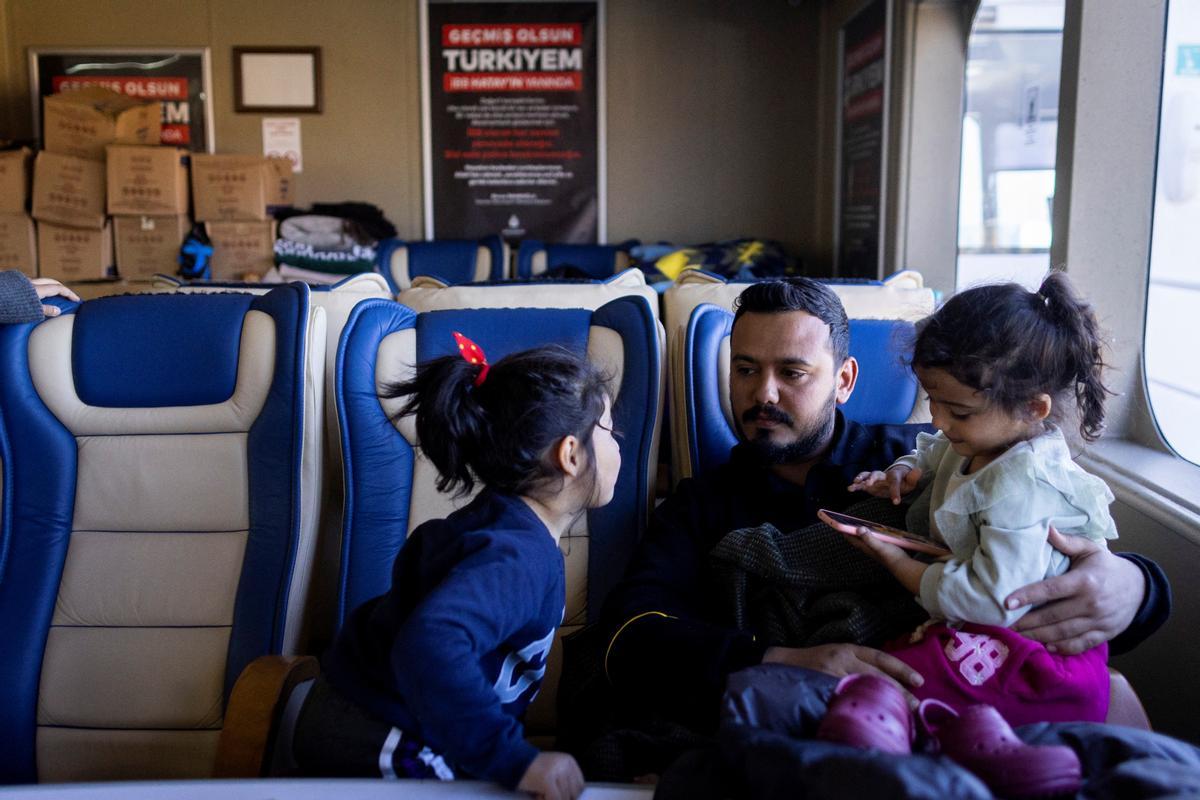 Supervivientes del terremoto descansan en un ferry convertido en un centro de salud improvisado en Iskenderun, provincia de Hatay, Turquía.