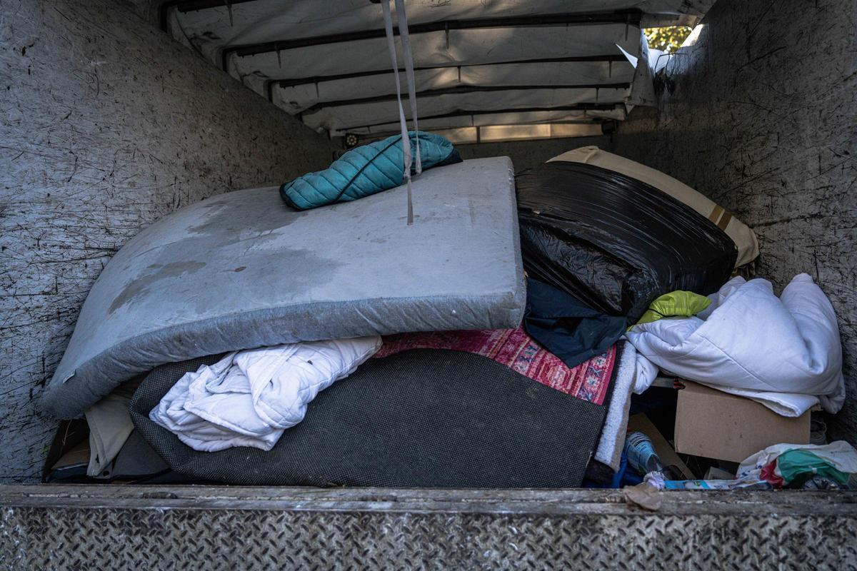 Barcelona desaloja a una treintena de personas sin hogar del parque Joan Miró