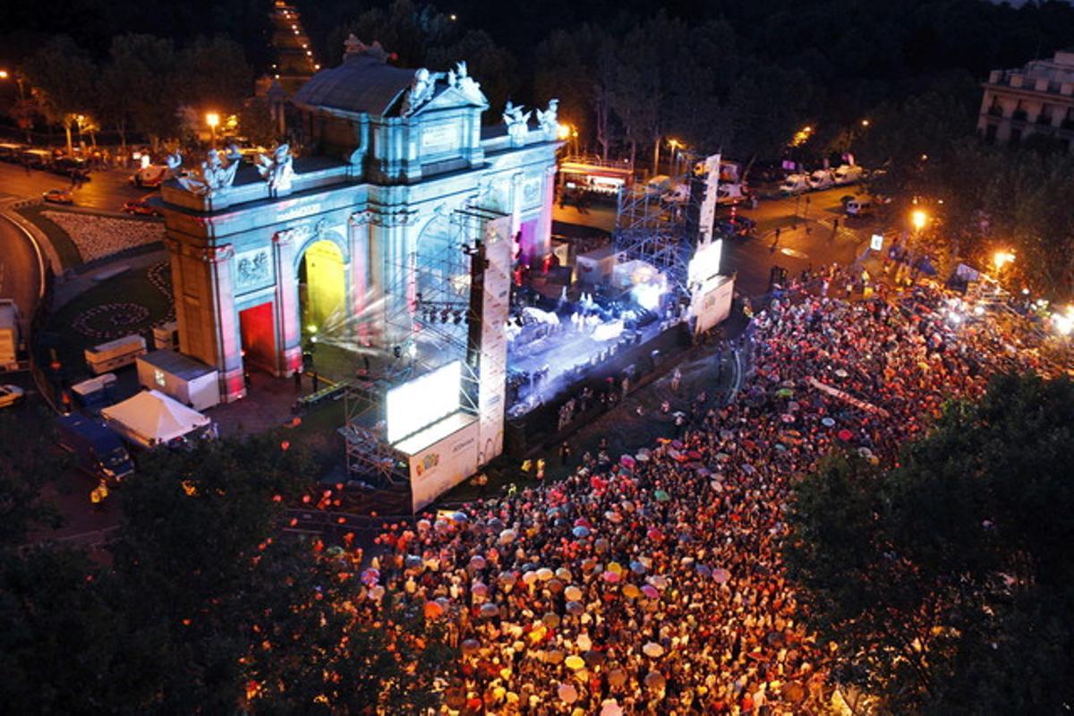 Ambient a la plaça de la Independencia, amb la Puerta de Alcalá al centre, durant el seguiment de les votacions del COI, a Buenos Aires.