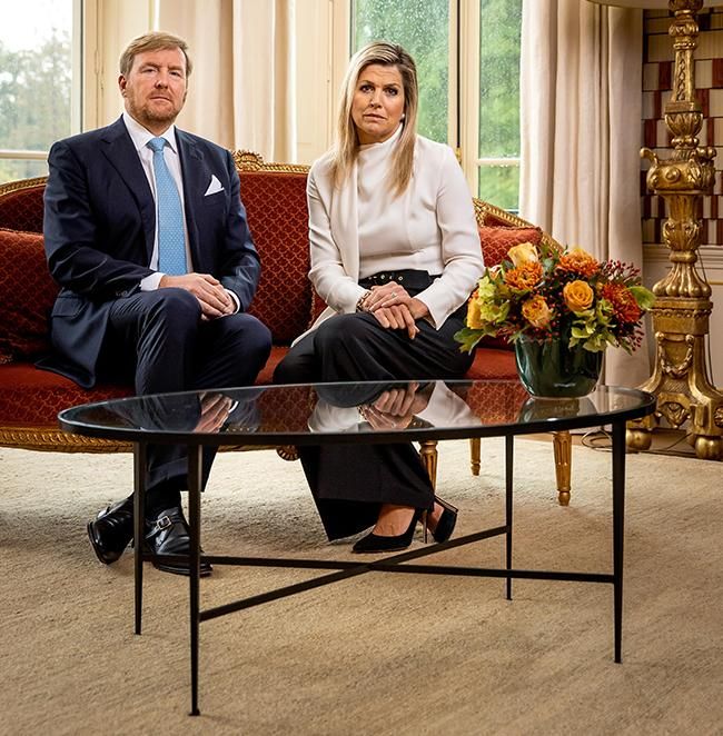 Los reyes de Holanda pidiendo perdon por su comportamiento