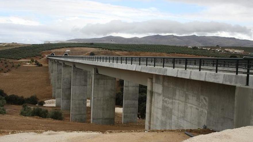 Uno de los viaductos del AVE a Granada a su paso por la comarca de Antequera.
