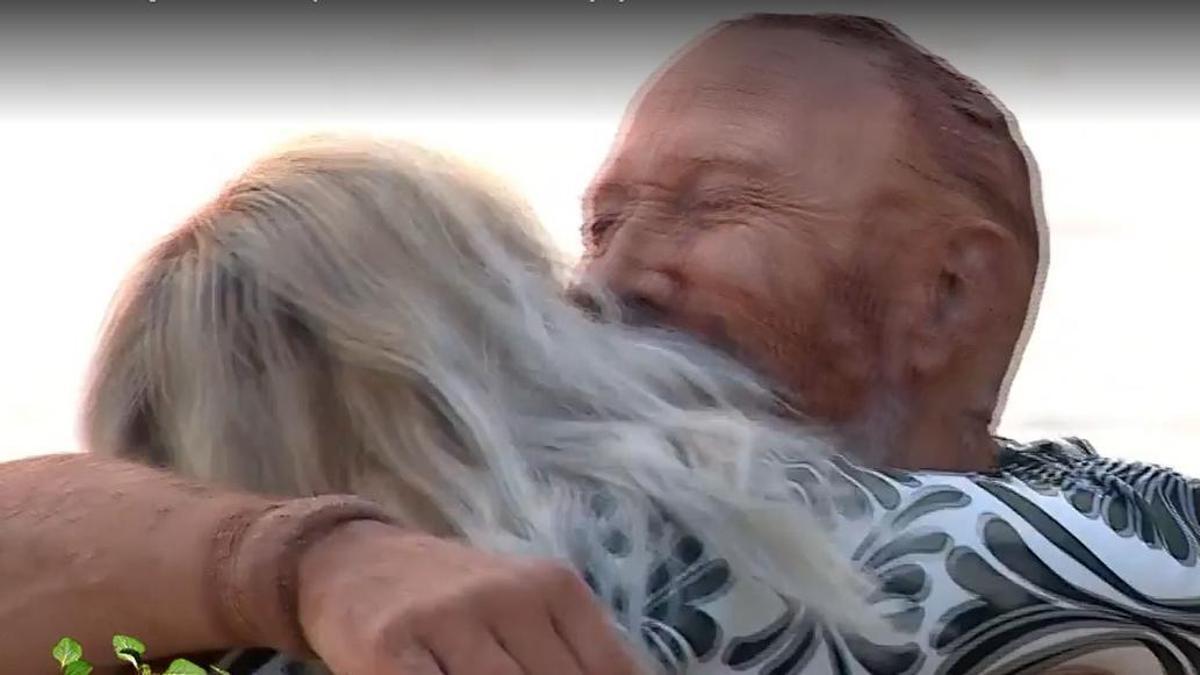 Pedro García Aguado abraza a su hija en Supervivientes