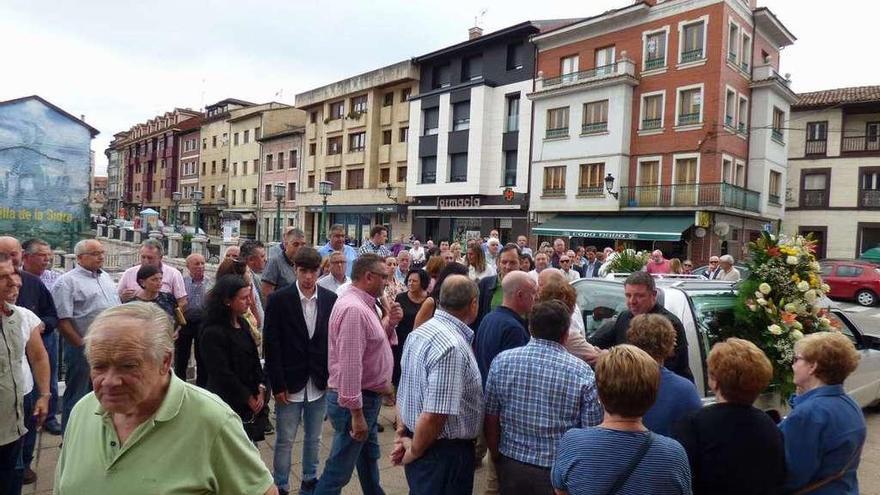 A la derecha, Emilio Ballesteros hijo recibe el pésame a las puertas de la iglesia, en presencia de su esposa, Begoña Terán, y de uno de sus hijos, en el centro de la imagen.