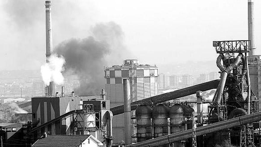 Imagen de archivo de una de las humaredas de las baterías de coque de Arcelor-Mittal en Veriña, con Gijón al fondo.