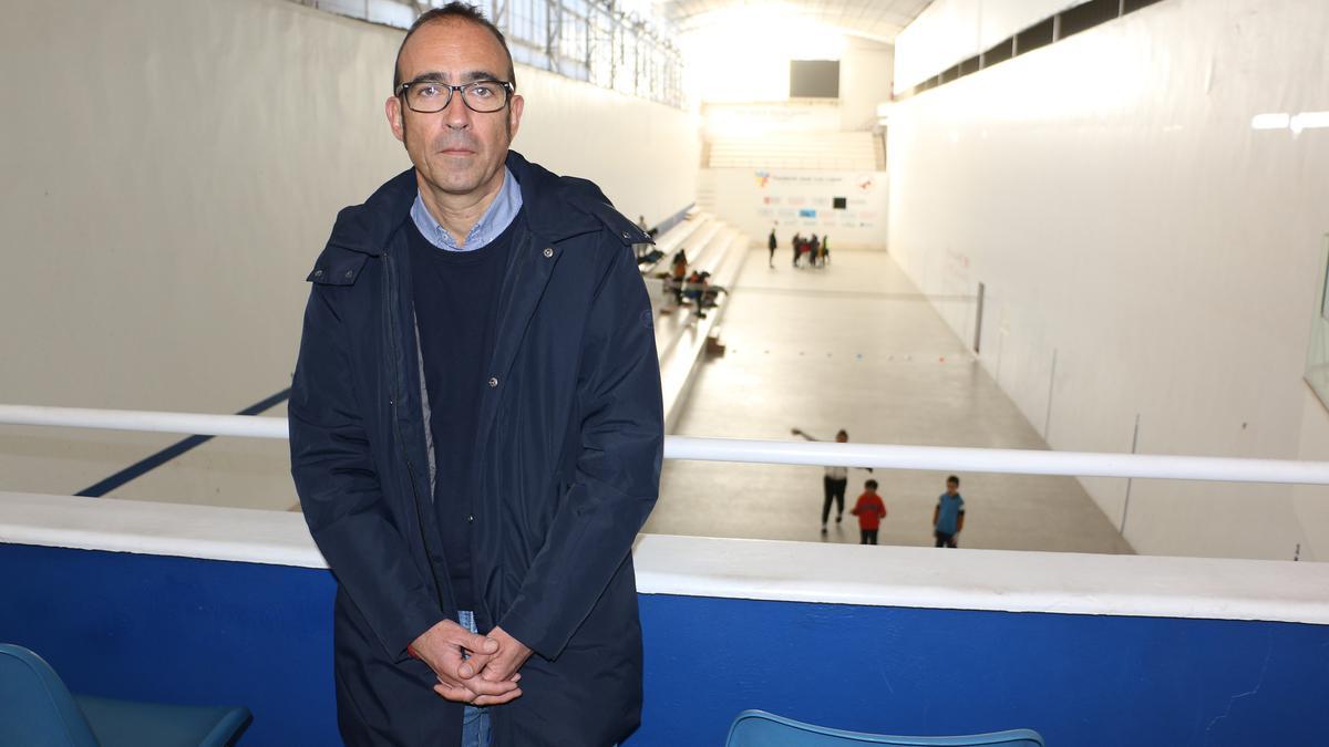 Juan Ureña, que ocupa el càrrec de president de la Fundació per la Pilota des del desembre, en la galeria del rest del trinquet Pelayo,  on components de l’escola de pilota practiquen durant una sessió.