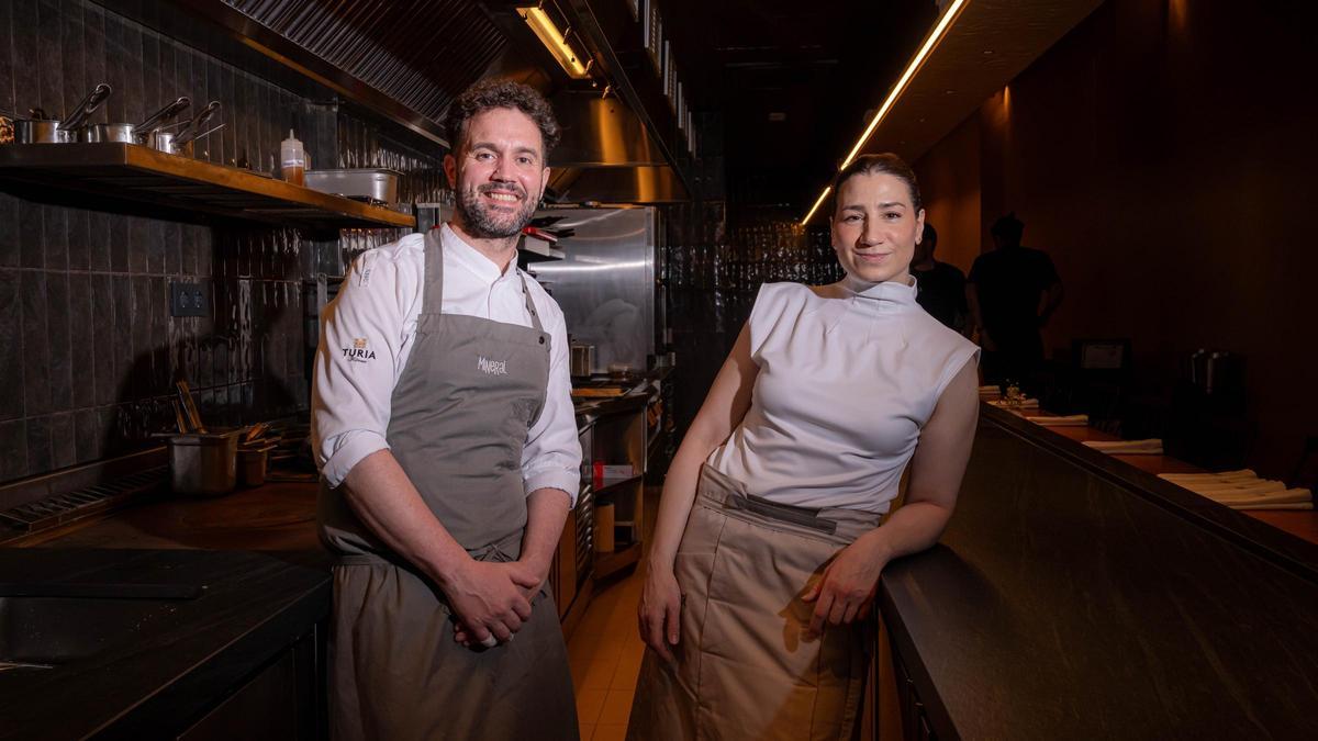 Oliver Peña y Cristina Losada, tras la barra de Mineral.