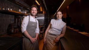 Oliver Peña y Cristina Losada, tras la barra de Mineral.