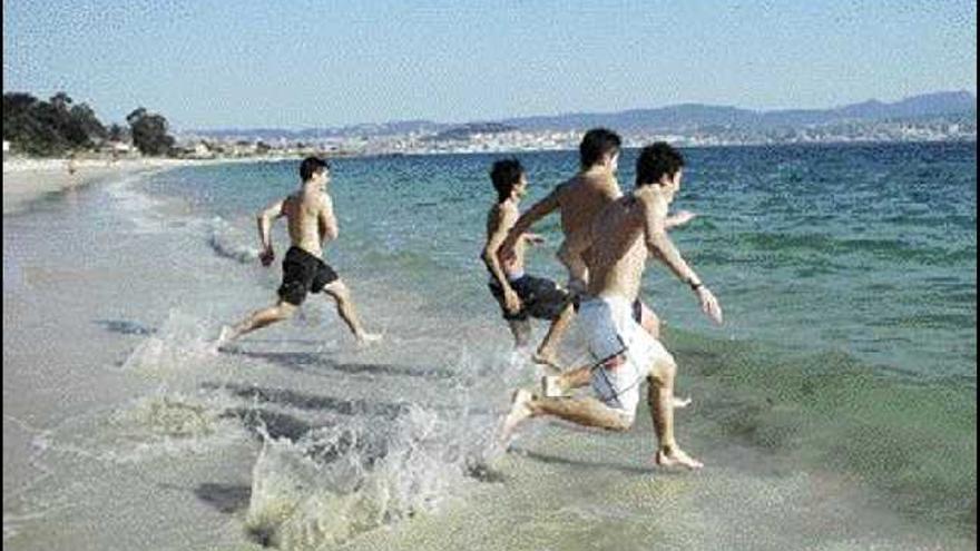 La playa de Rodeira contó con unas decenas de personas, que disfrutaron del excepcional tiempo. / m. canosa