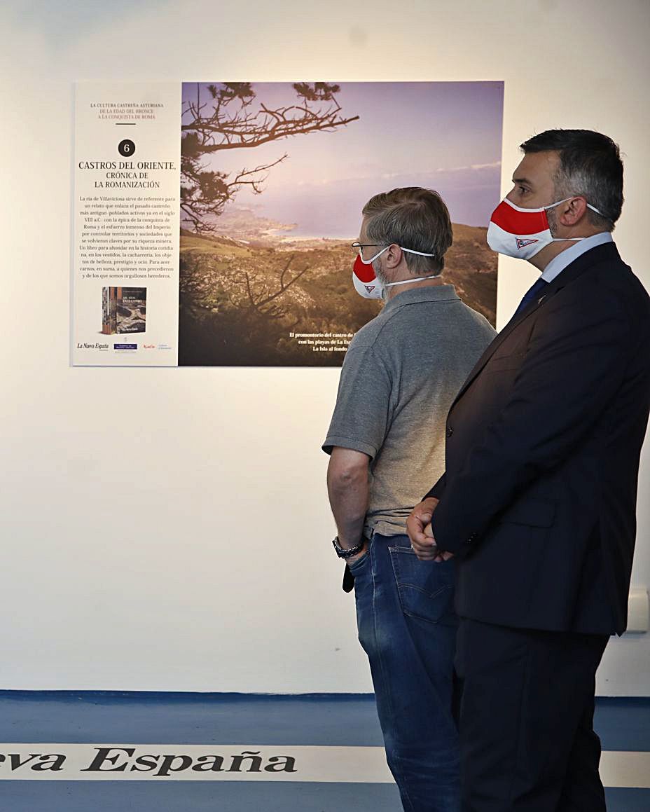 Por la derecha, Fernando Mateos y Eduardo Carreño, miembros de la directiva del club deportivo gijonés, durante su visita al stand del periódico, ayer. | Ángel González 