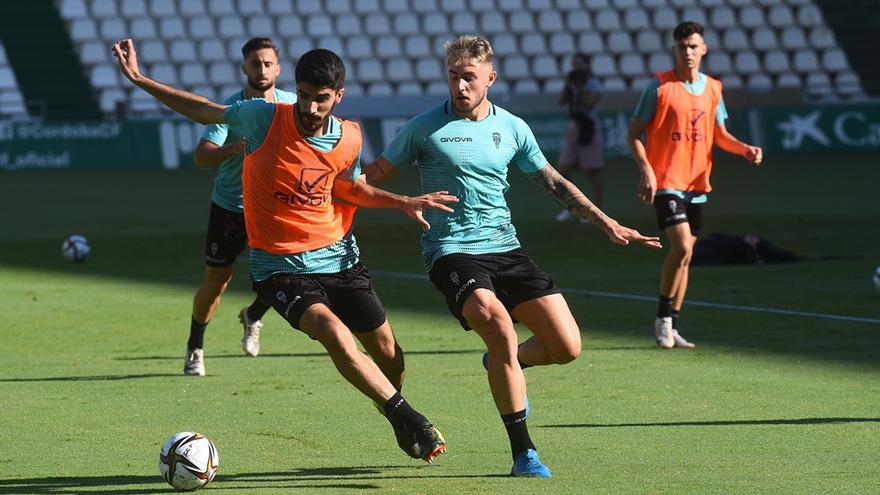 Ricardo Visus, con peto, y Antonio Casas en la sesión de entrenamiento de hoy en El Arcángel.