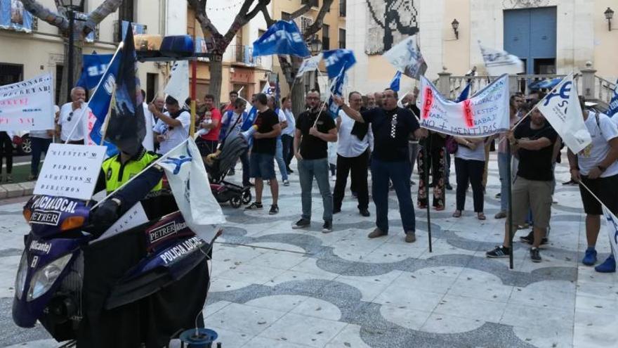 La protesta de la Policía Local frente al Ayuntamiento de Petrer