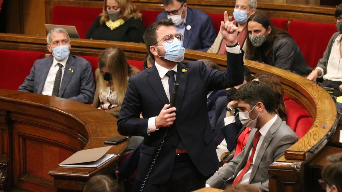 Aragonès durant una de les seves respostes d’ahir al Parlament. | ACN