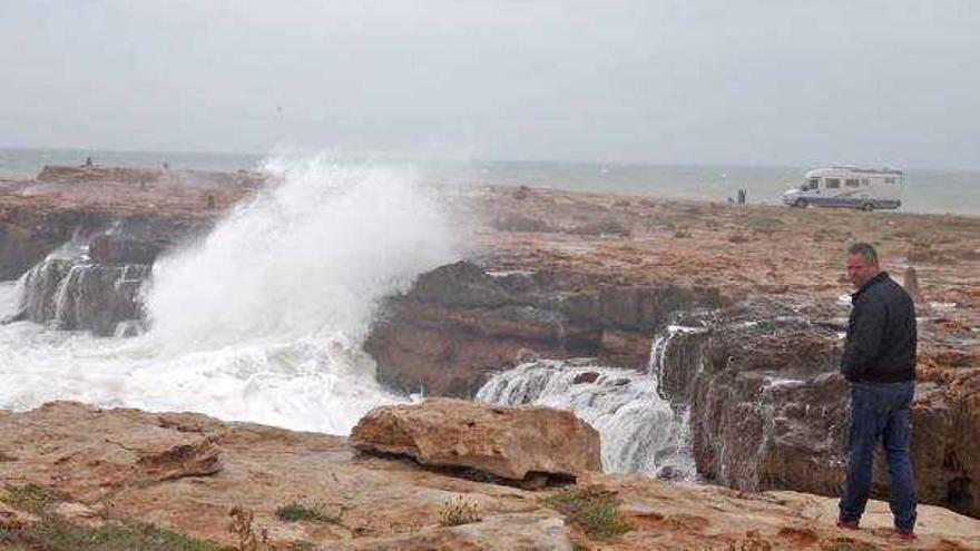 El temporal desbarata el trabajo de preparación de las playas en todo el litoral de la Vega Baja