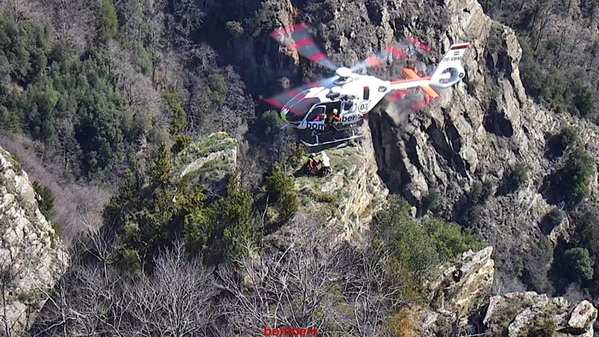 L'helicòpter dels Bombers rescatant tres excursionistes al Puigsacalm, a la Vall d'en Bas.