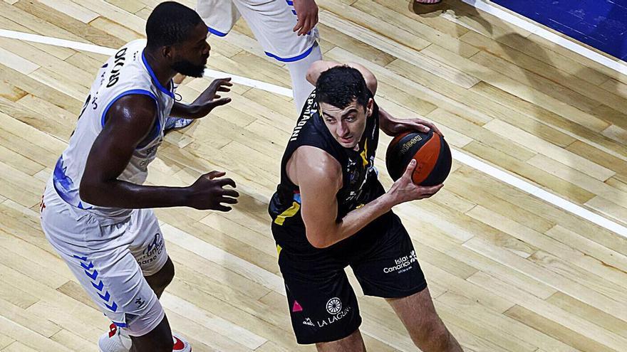 Gio Shermadini se dispone a postear ante Okouo en una acción del partido de ayer.