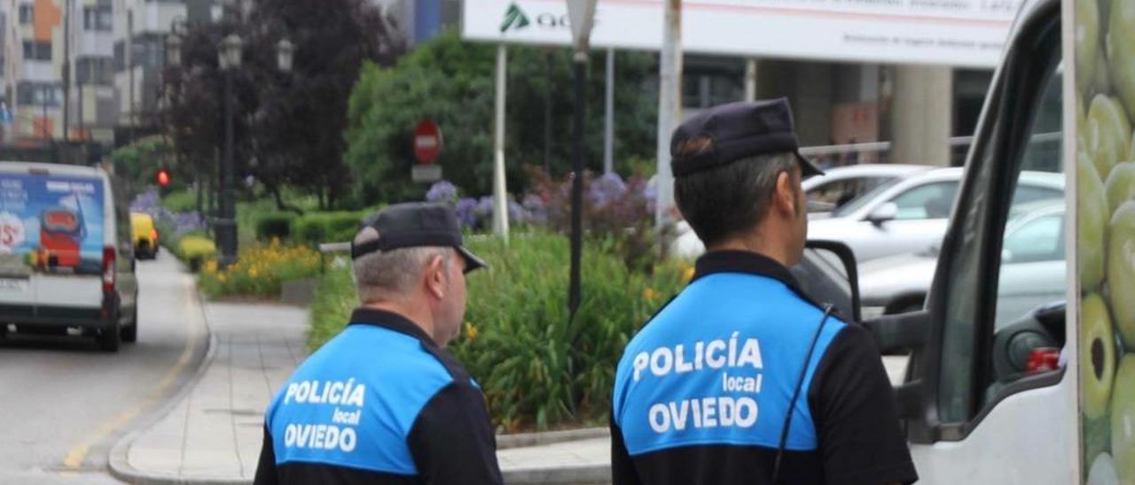 Agentes de la Policía Local trabajan en el centro de Oviedo.