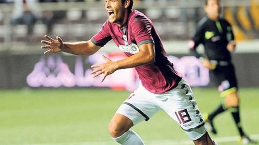 Jonathan Moya celebra un gol con el Deportivo Saprissa.