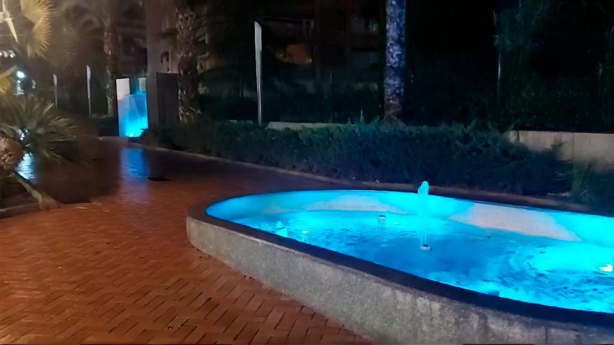 Una de las fuentes iluminada.