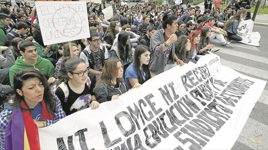 Estudiantes y colectivos sociales apoyan la huelga por las reválidas