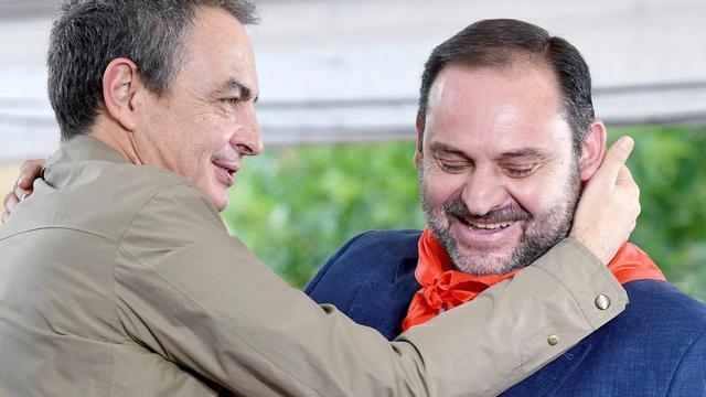 José Luis Rodríguez Zapatero i José Luis Ábalos, a la festa dels socialistes lleonesos a la localitat de La Ercina, el 2018. | J. CASARES / EFE