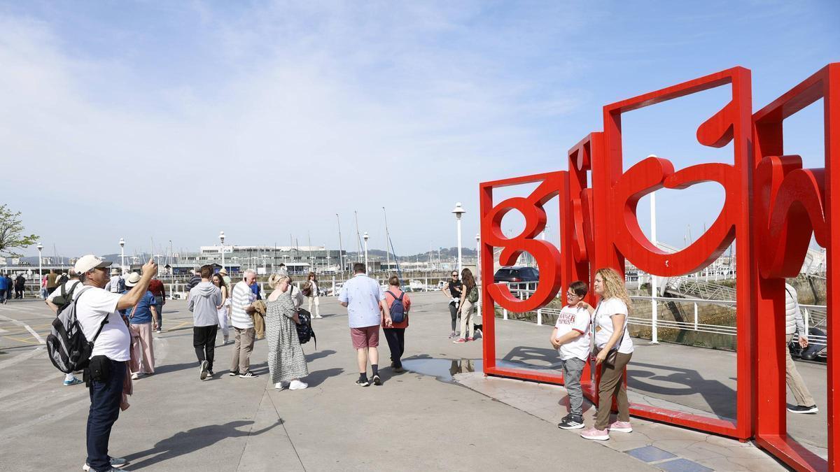 VÍDEO: Gijón se llena de turistas con el primer crucero de la temporada: "Es una ciudad increíble"