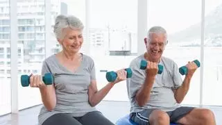 La rutina contra la sarcopenia: 3 ejercicios que evitan la pérdida de musculatura en personas mayores