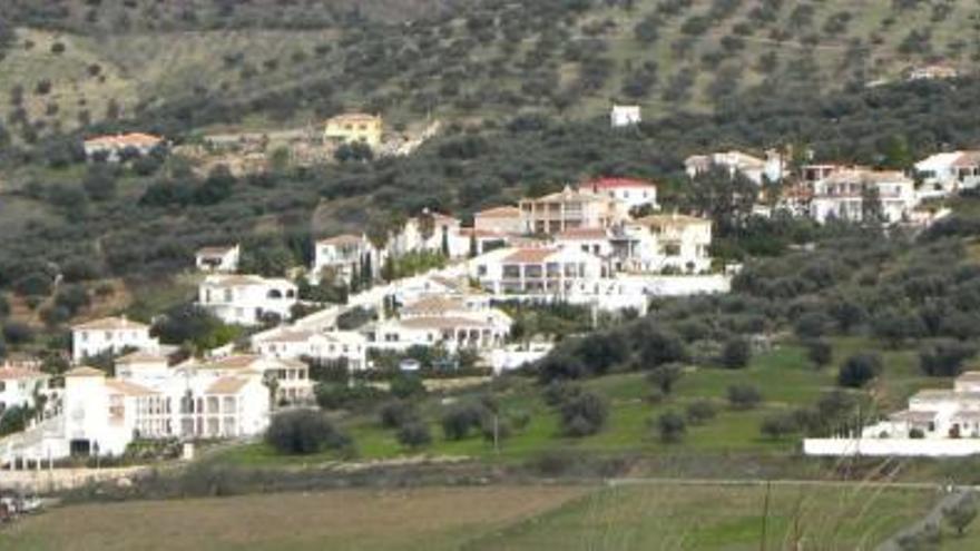 Un grupo de viviendas diseminadas en el municipio de Alcaucín, junto al Parque Natural de las Sierras Tejeda, Almijara y Alhama.