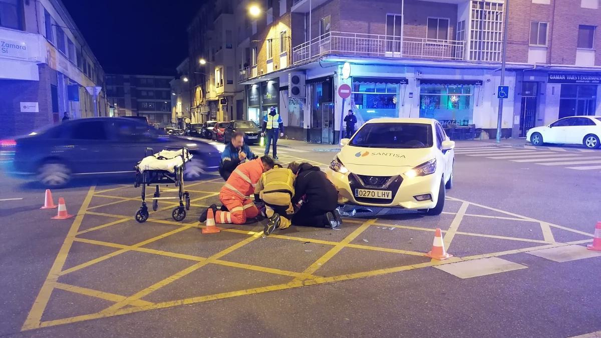 Los servicios sanitarios del 1 1 2 atienden al herido.