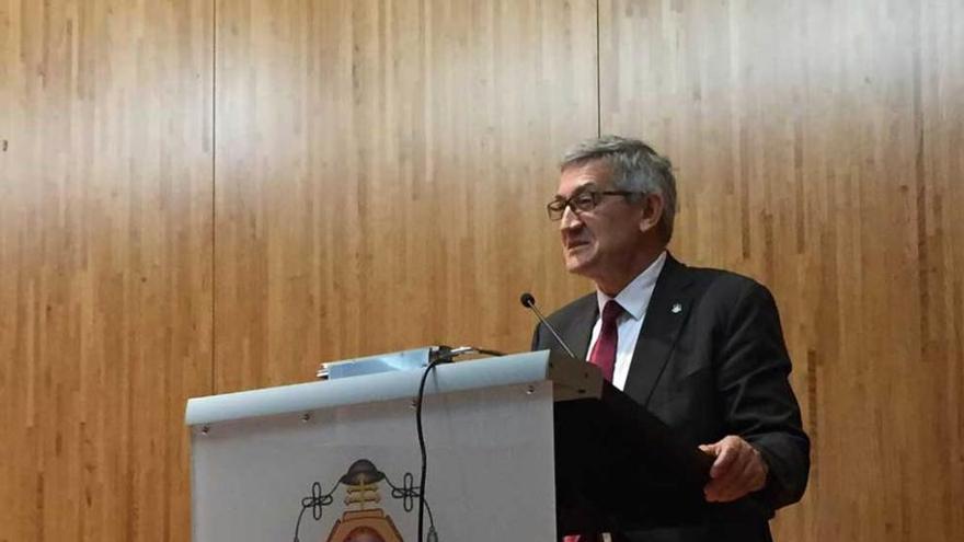 Santiago García Granda, en el edificio de investigación del campus de Mieres, en el acto de inicio de la campaña.