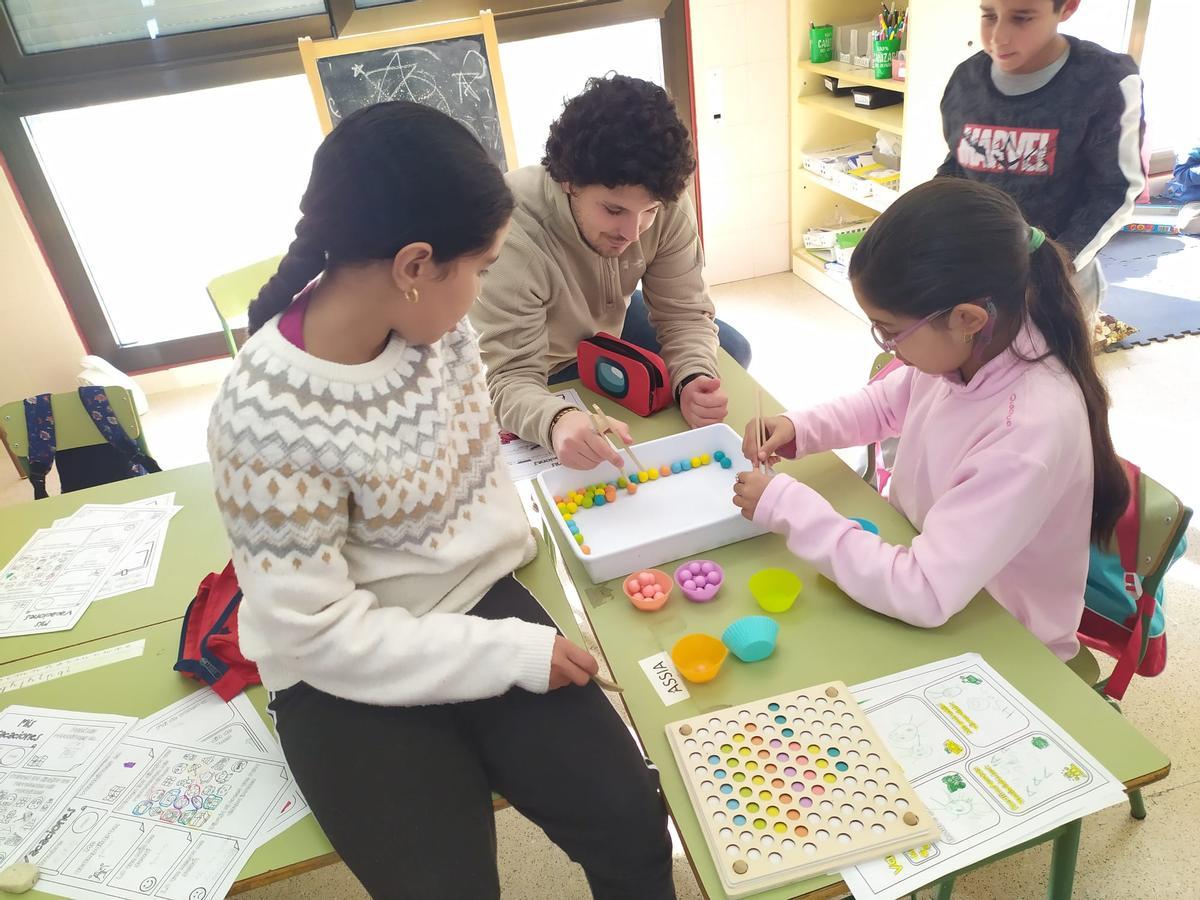 Unai, con alguno de los estudiantes a los que da clase en el CRA Somontano.