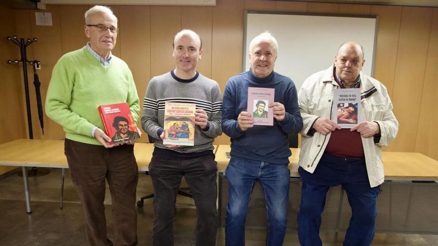 Por la izquierda, José María Álvarez, «Pipo», Pablo León, Jesús Álvarez y Faustino Castaño, ayer, en la Biblioteca de Asturias «Ramón Pérez de Ayala». | David Cabo