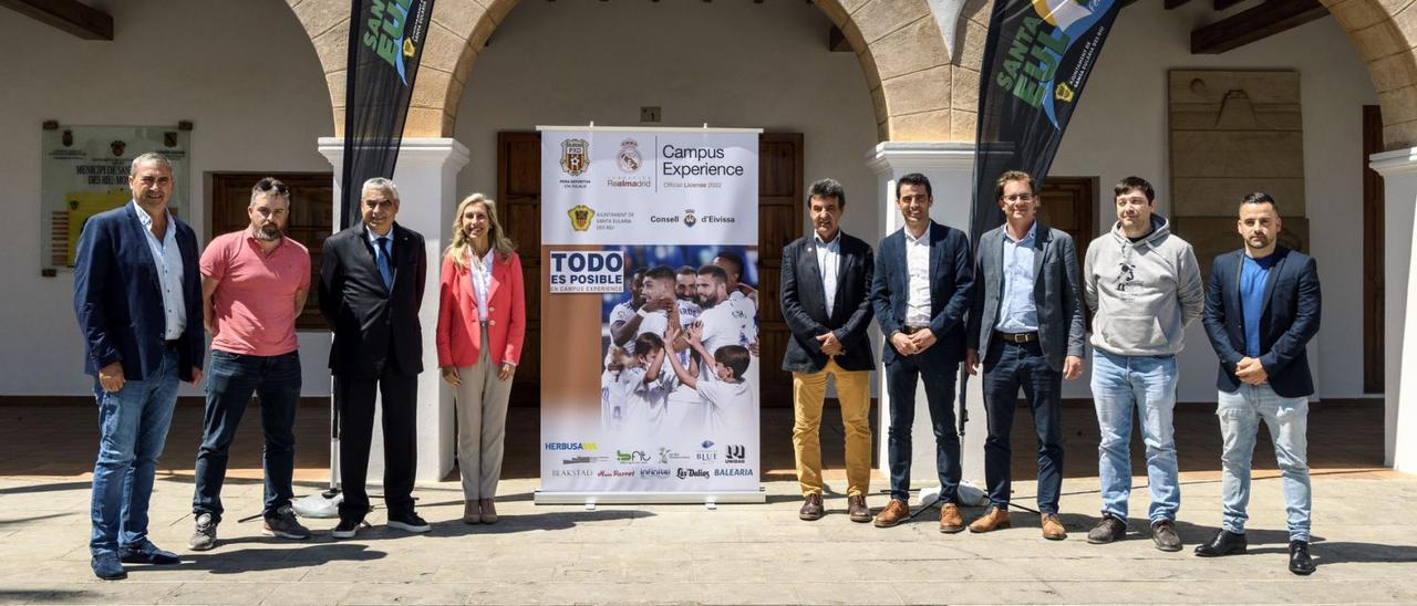 Foto de familia del acto de presentación del Campus Experience Fundación Real Madrid en el Ayuntamiento de Santa Eulària.  | ARSEN VORONYY