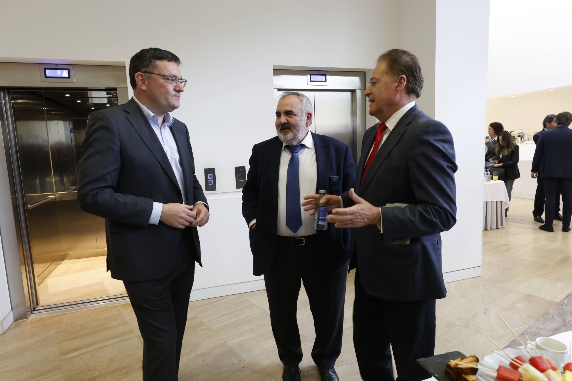 Por la izquierda, Jorge Álvarez, director de Bayer Langreo, Jesús González, director de Fertiberia, y Félix Baragaño, presidente de la Cámara de Comercio de Gijón.