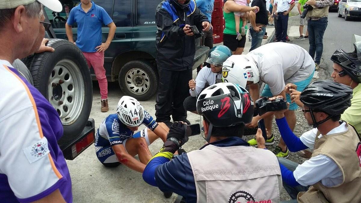 Gabriel Marín dolorido después de la aparatosa caída que sufrió durante una etapa de la Vuelta a Costa Rica.