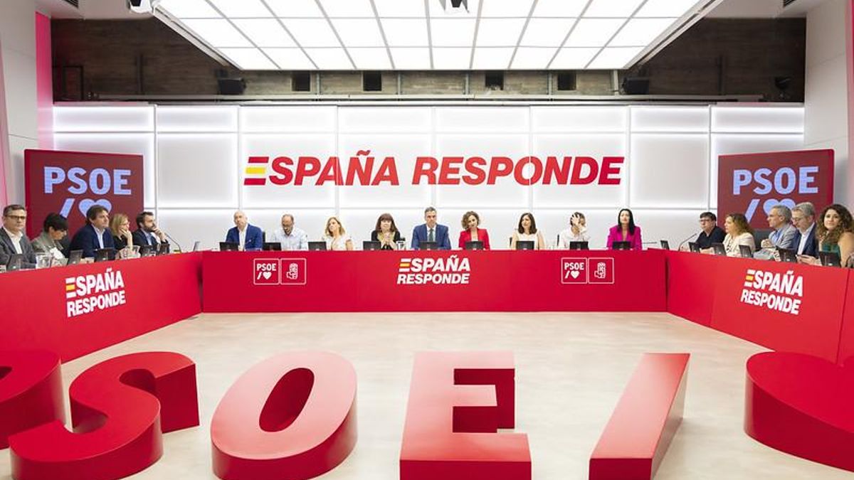 Bernabé, este lunes, en la cabecera de la reunión en Ferraz, a dos puestos de Pedro Sánchez.