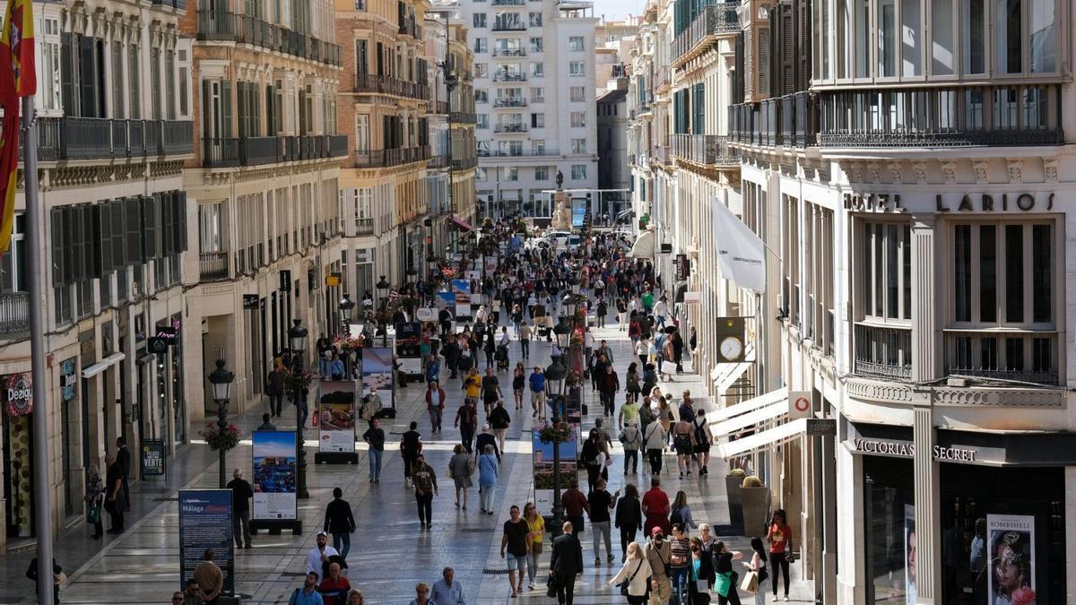 Viandantes por la calle Larios.